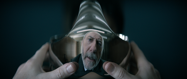 Liam Cunninghams Spiegelbild in einem VR-Helm zu 3 Body Problem